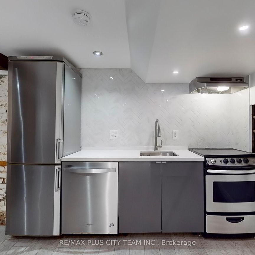 153 Niagara Street #Lower - Photo 1