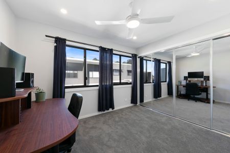 North Facing - Immaculate 3 Bedroom Townhouse - Photo 2