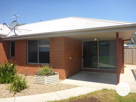 IMMACULATE TOWNHOUSE - Photo 3