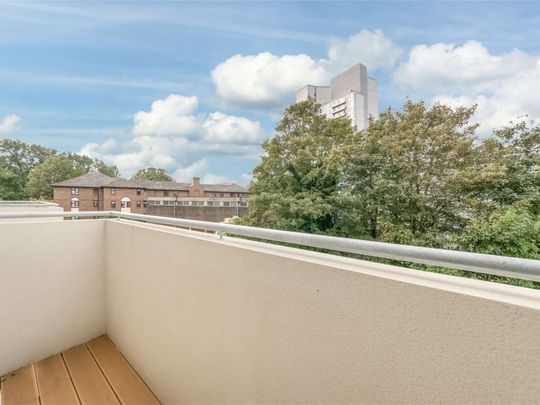 Spacious studio apartment located in the heart of Wandsworth close to Southside Shopping Center. The property is furnished and benefits from a private balcony. - Photo 1