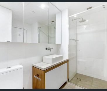 Furnished Modern 1-Bedroom Apartment in the Iconic FV “Flatiron” Tower - Photo 5