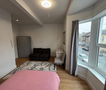 6 bedroom terraced house to rent - Photo 2