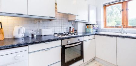 3 Bedroom, 2 bath, 1 reception Flat - Photo 4
