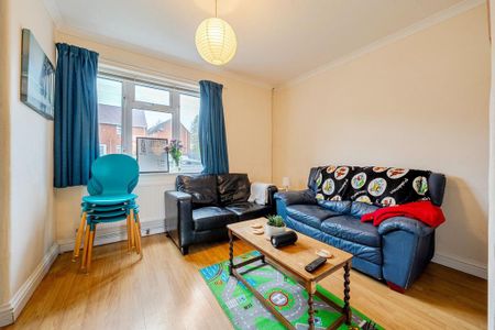 4 bedroom semi-detached house to rent - Photo 2