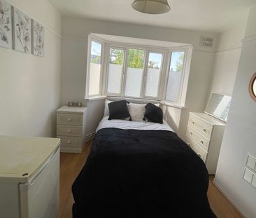 Newly Refurbished Double Room **Great Local Amenities** - Photo 3