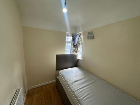4 Bed Semi-Detached House, Welbeck Road, HA2 - Photo 3