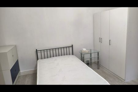 Room in a Shared House, Burgess Road, SO16 - Photo 2