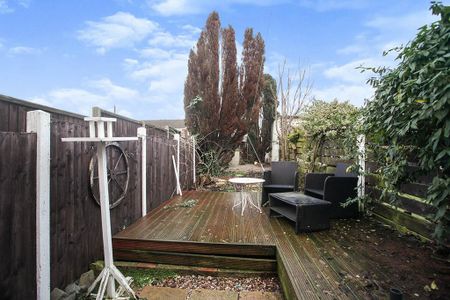 3 bedroom end of terrace house to rent - Photo 2