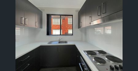 Fresh, bright, spacious two bedroom apartment located in a quiet street. - Photo 4