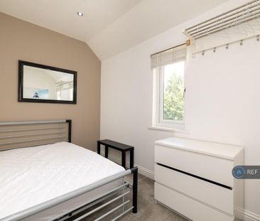 3 bedroom flat to rent - Photo 4