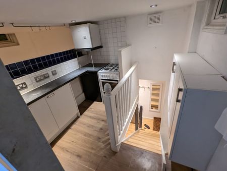 1 Bed End Terrace, Miller Road, SW19 - Photo 3