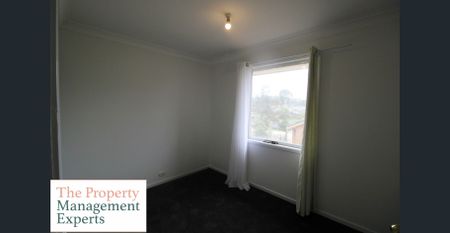 ✨ Freshly Updated Family Home in Prime Eaglevale Location ✨ 3 Bedrooms | 1 Bathroom | Fresh Paint | Brand New Carpets - Photo 3