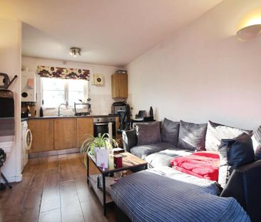 15b Woodshaw Mead, Royal Wootton Bassett, Swindon, Swindon, SN4 - Photo 1