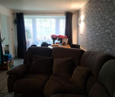 2 Bed Flat, Scott Hall Road, LS17 - Photo 3