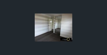 Stylish Three-Bedroom Townhouse in Prime Carina Heights Location - Photo 2