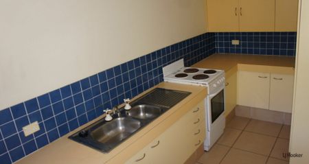 Lovely Top Floor Unit in a Convenient Elanora Location - Photo 4