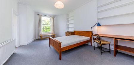 Spacious one bedroom set within a house with period features in Camden - Photo 3