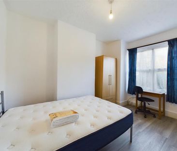 3 bedroom flat to rent - Photo 4