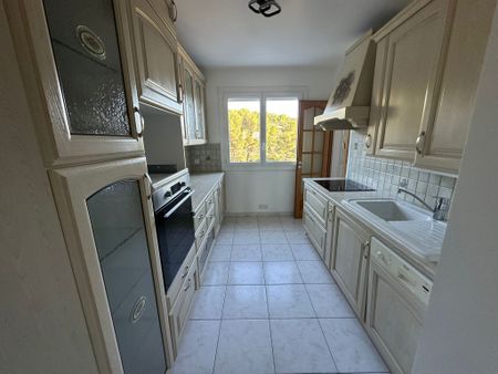 Location Appartement 5 pièces 96m² MARSEILLE 9ème - Photo 5