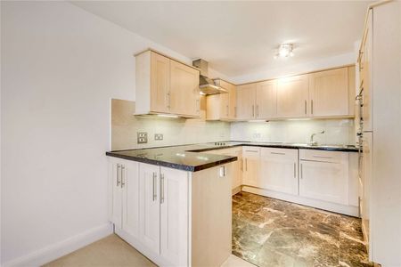 A well presented one bedroom property with communal swimming pool located close by to Clapham Junction station. - Photo 4