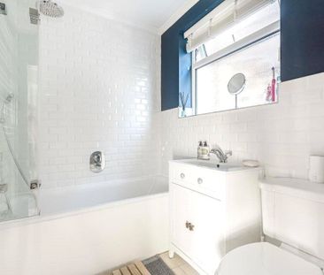 Wolsey Grove, Esher, Surrey, KT10 maisonette to rent - Photo 1