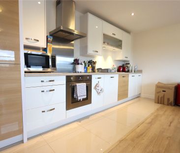 2 bedroom Flat in Kestrel Road, Farnborough - Photo 1