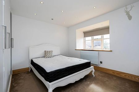 2 Bedroom Apartment - Purpose Built - Photo 5