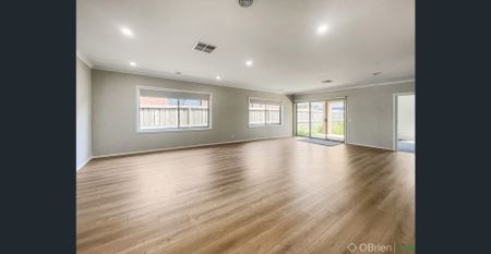 EXPANSIVE & LUXURIOUS FAMILY HOME - Photo 3