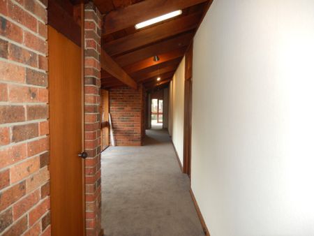 "Spacious Family Home" - Photo 3