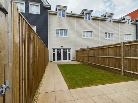 Town house to rent on - Photo 3