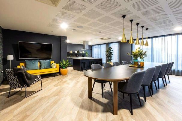 ** 1 MONTH RENT FREE FOR NOVEMBER MOVE INS ** Rent in the iconic Thames Quarter building in the heart of Reading's town centre. This is a 2 bedroom 2 bathroom apartment on the 4th floor. - Photo 1