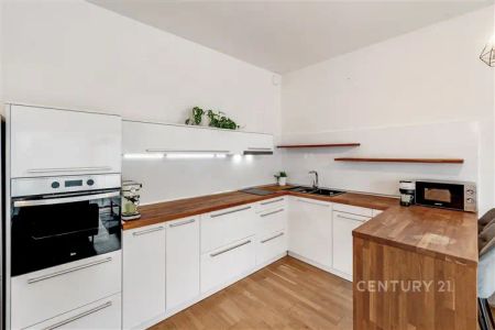 Extra velké 1+kk na pronájem s balkonem, parkováním a sklepem. Praha 9 Letňany. Blízko metra. Částečně zařízeno včetně myčky nádobí. Ihned k nastěhování. - Fotografie 5