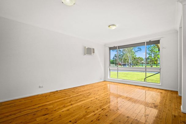 SPACIOUS & COMFORT LIVING! - Photo 1