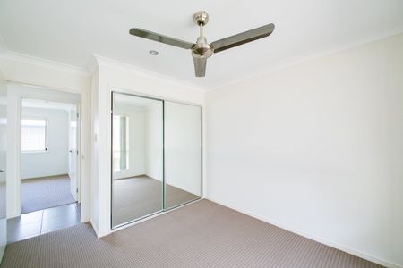 Large Family Home in Deebing Heights! - Photo 4