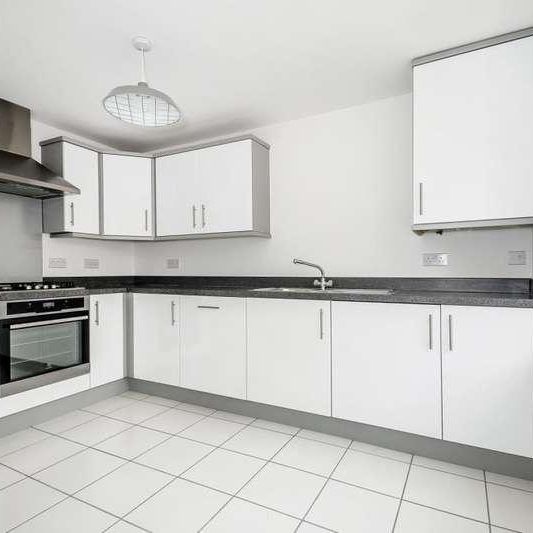 Near Town Centre, Bicester, OX26 - Photo 1