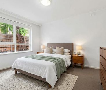 Spacious 2 Bedroom Apartment with Great Courtyard - Photo 1