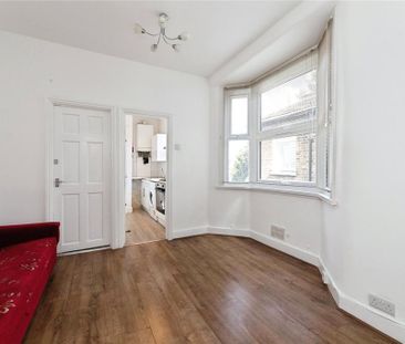 3 bedroom flat to rent - Photo 4