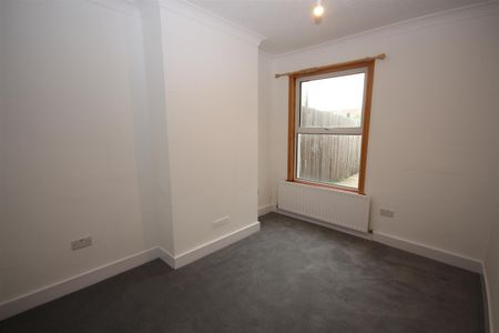 3 bedroom Terraced House to let - Photo 3