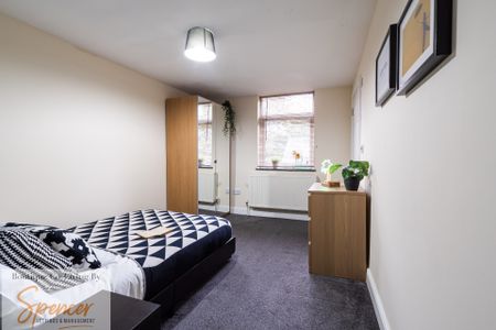 6 bed shared house: all with ensuite bathrooms: quiet location: near shops Room 6 - Photo 3