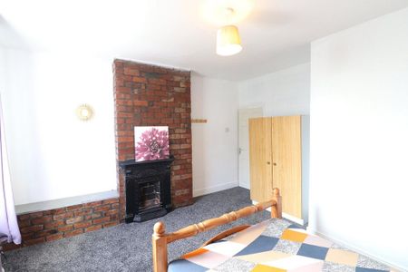 4 bedroom end of terrace house to rent - Photo 3