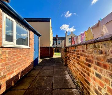 2 bedroom Mid Terraced House to let - Photo 2