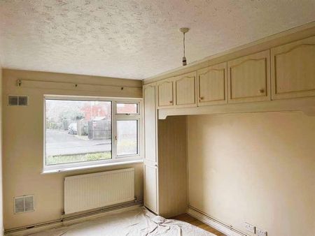 Ashford Crescent, Ashford, TW15 - Photo 2