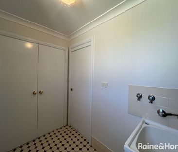 Renovated & Spacious 2 Bedroom Villa - Photo 5