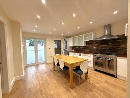 West Park Avenue, Northfield, B31 - Photo 2