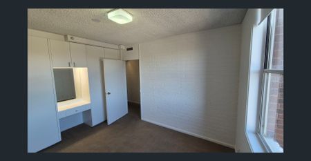 Bright 2 Bedroom Corner Apartment - Photo 4