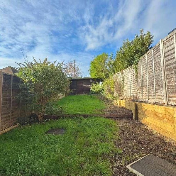 Hill View Road, Farnham, Surrey, GU9 - Photo 1