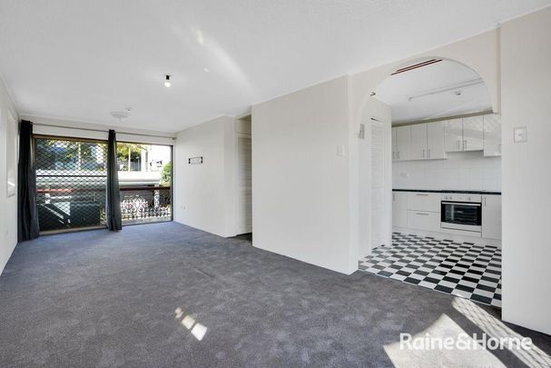 Low-Maintenance Living in a Convenient West Gladstone Location - Photo 1