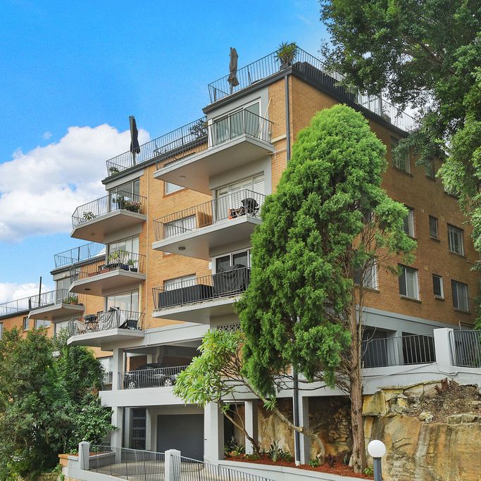 Spacious Apartment with North-Facing Mosman Bay Views - Photo 1
