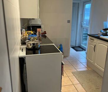 Room in a Shared House, Priory Road, CR0 - Photo 1