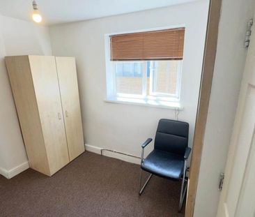 4 bedroom semi-detached house to rent - Photo 2